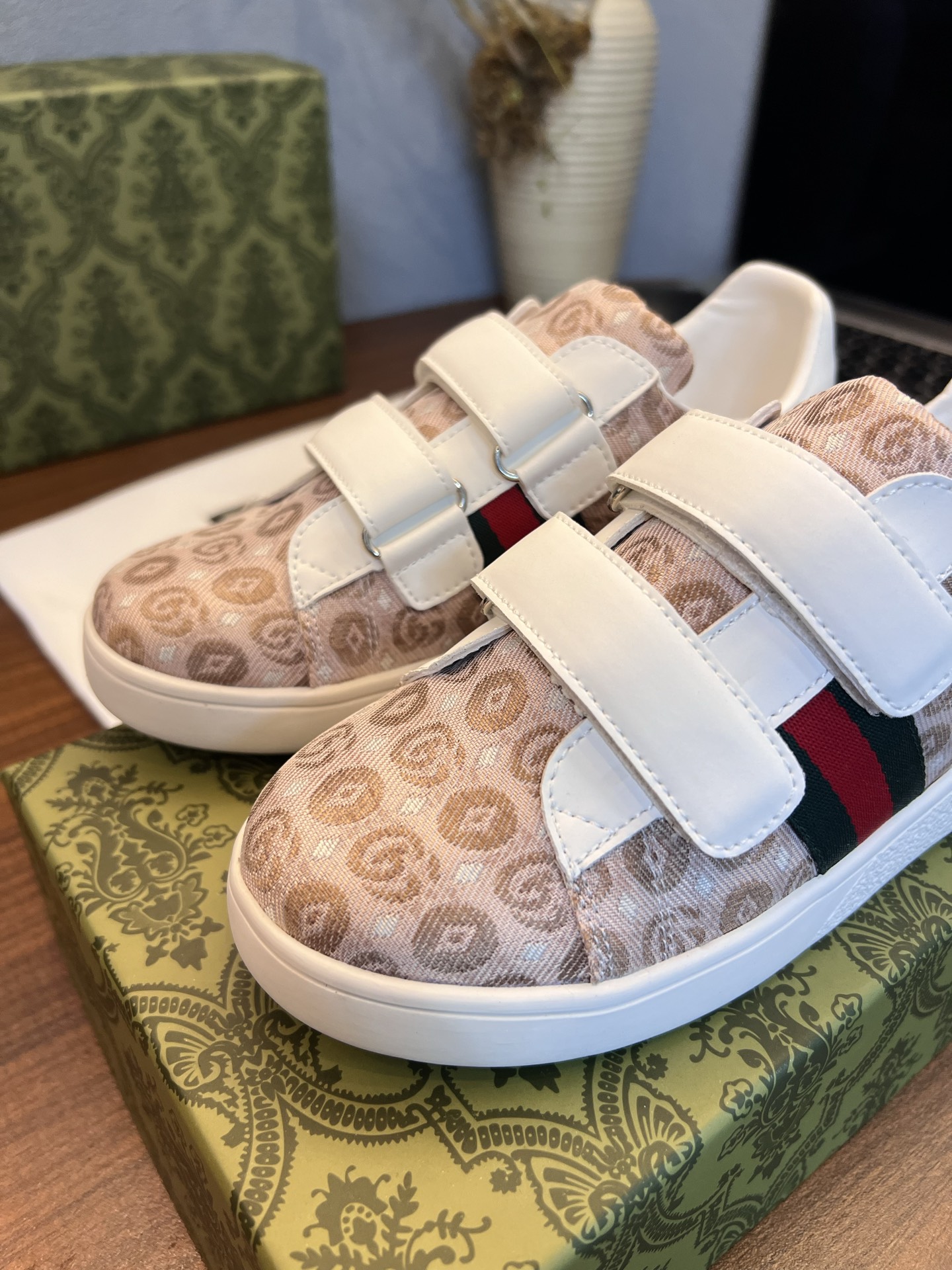 Children's shoes child
